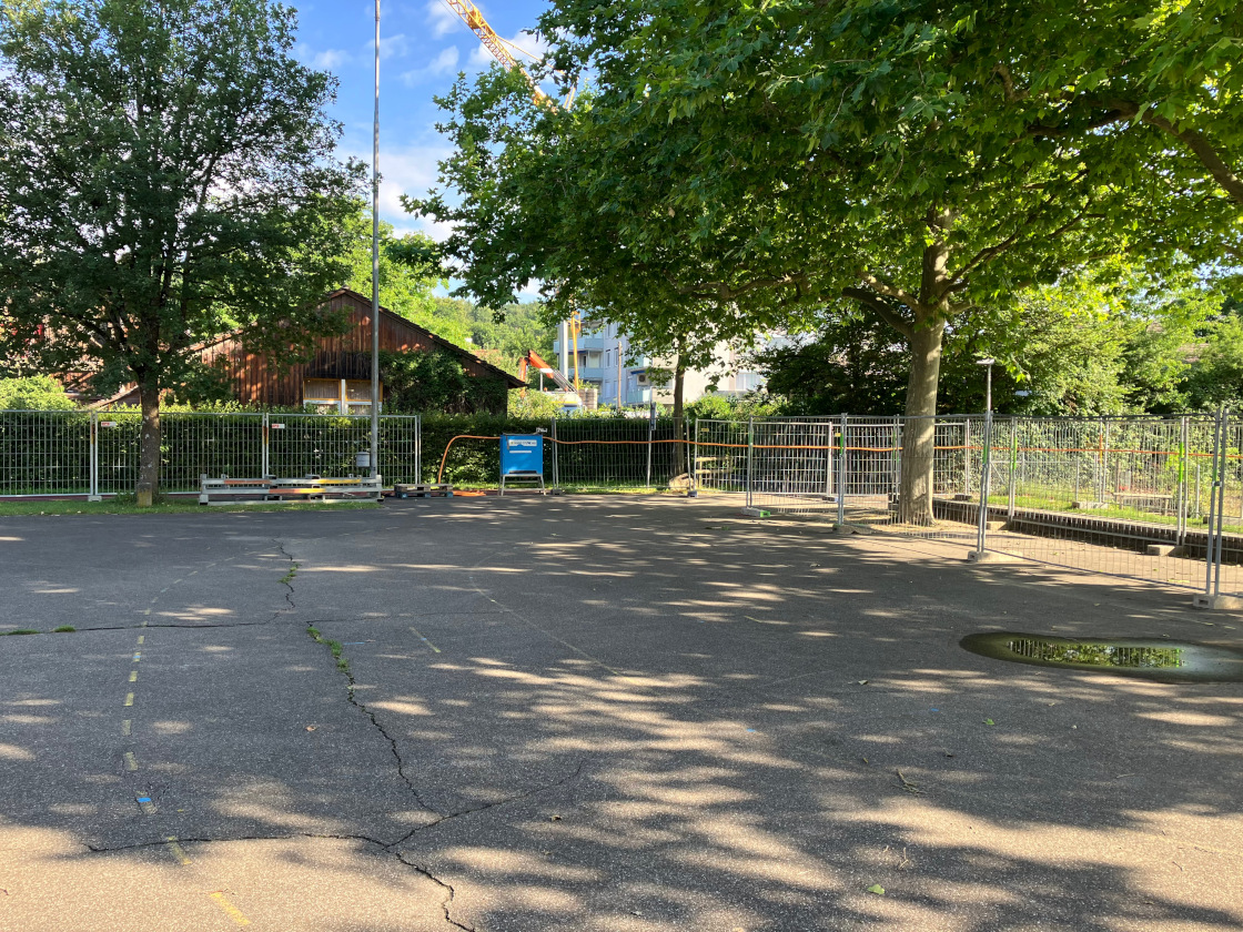 Ausgangszustand 2022 mit weitgehend versiegelter Asphaltfläche